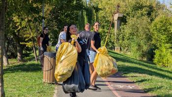 Romanian graduates litter picking